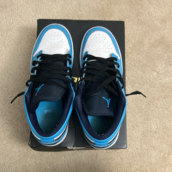 Jordan 1 low unc blue, like new condition - Picture 3 of 4